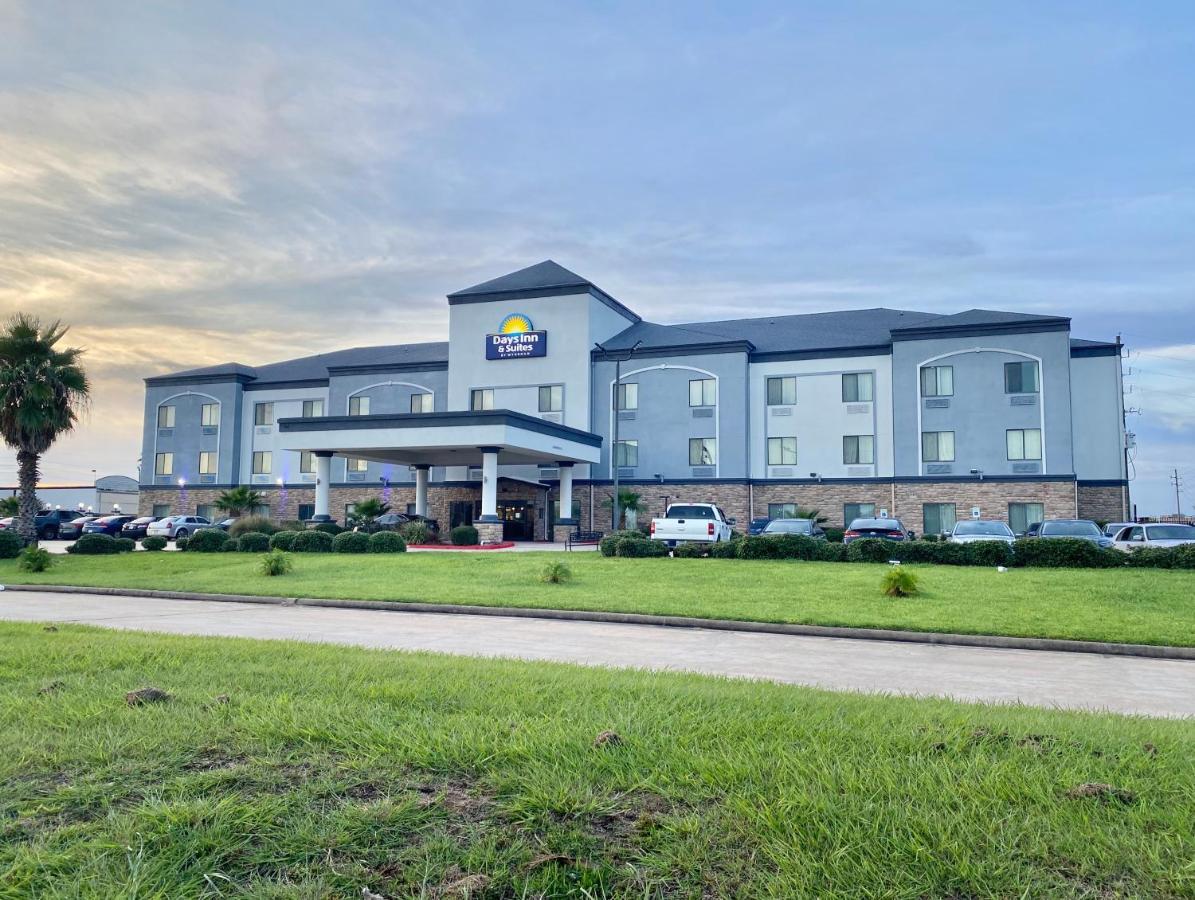 Days Inn & Suites By Wyndham Houston / West Energy Corridor Exterior photo