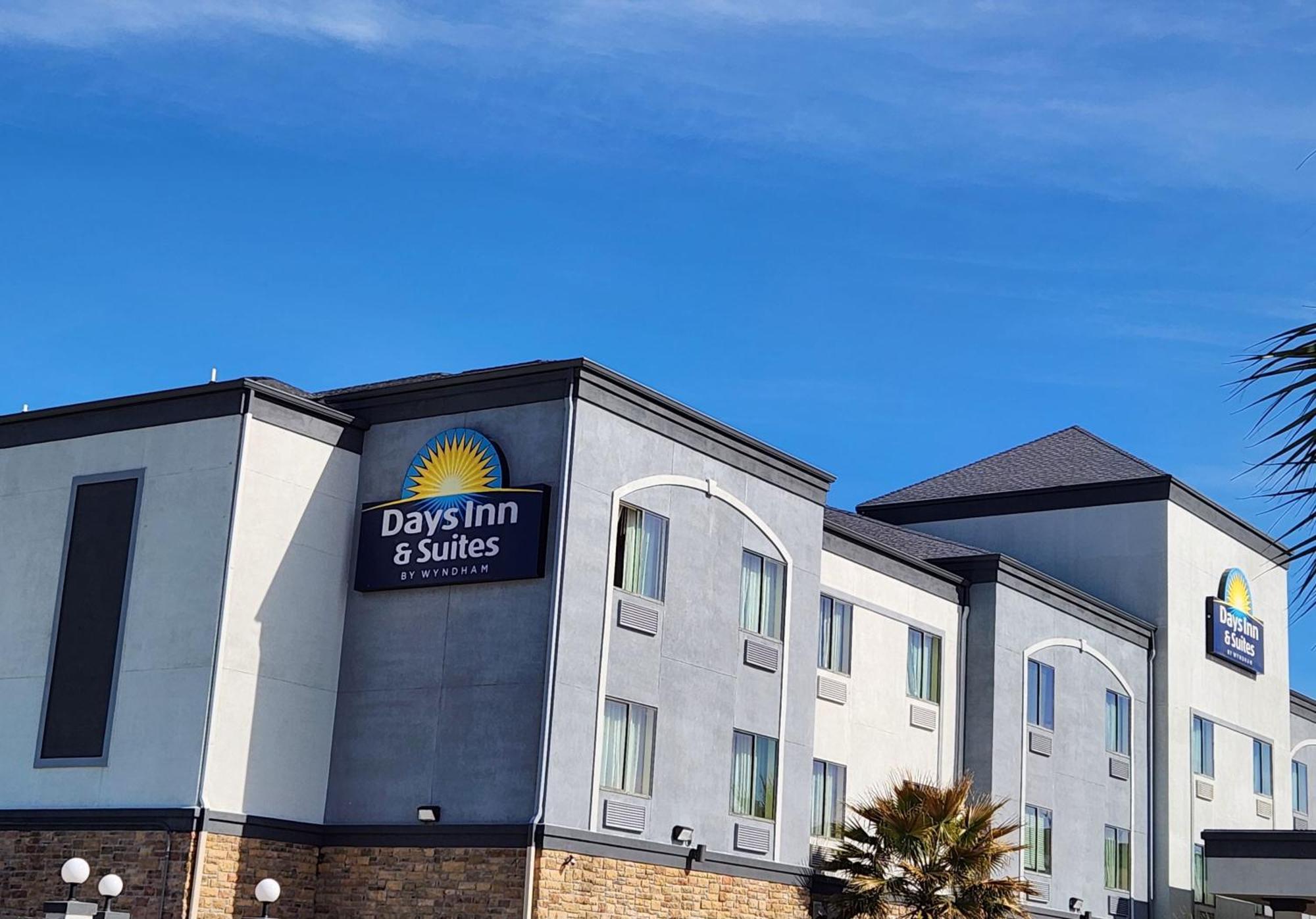 Days Inn & Suites By Wyndham Houston / West Energy Corridor Exterior photo