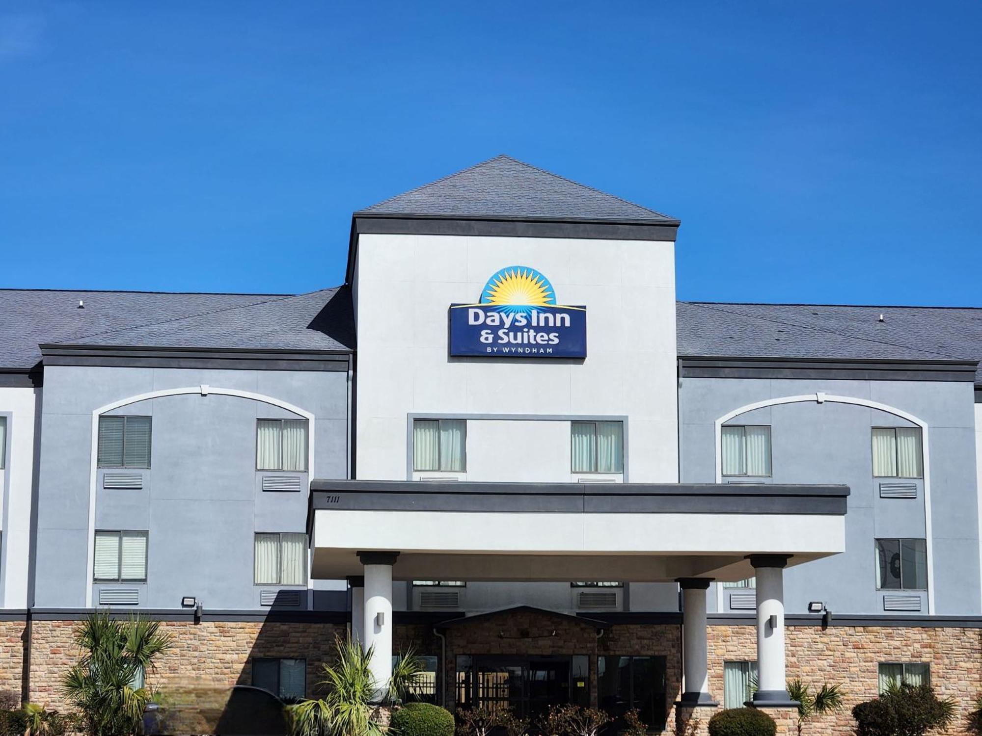 Days Inn & Suites By Wyndham Houston / West Energy Corridor Exterior photo